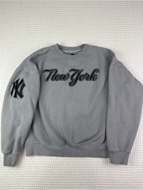NY Yankees Pro Standard Embroidered Logo Gray Men's Crew Sweatshirt - Size Large